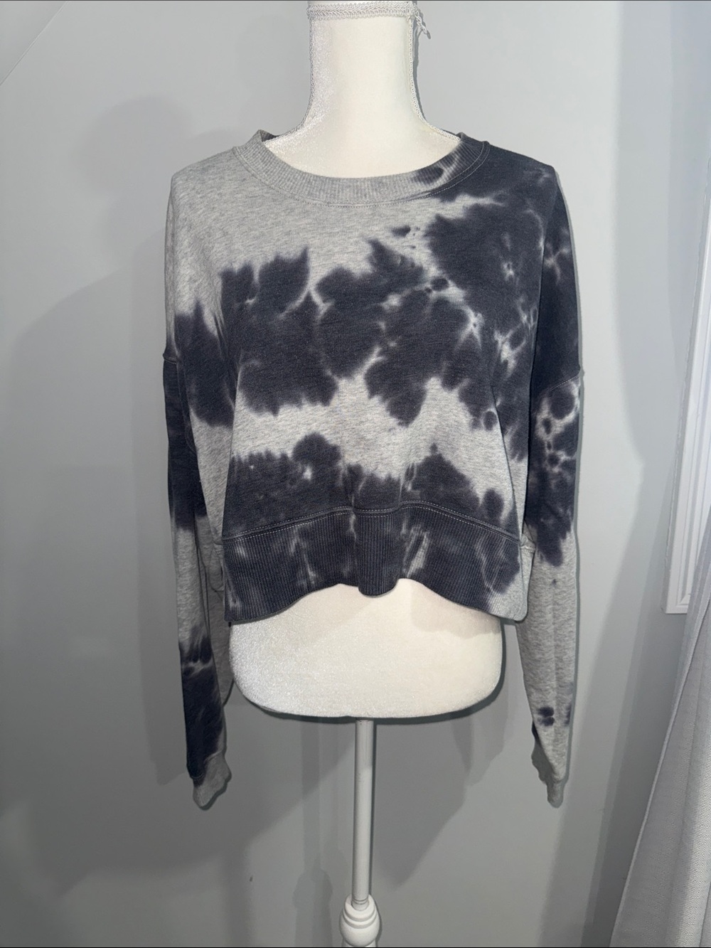American Eagle Outfitters Black & Gray Tie-Dye Cropped Sweatshirt